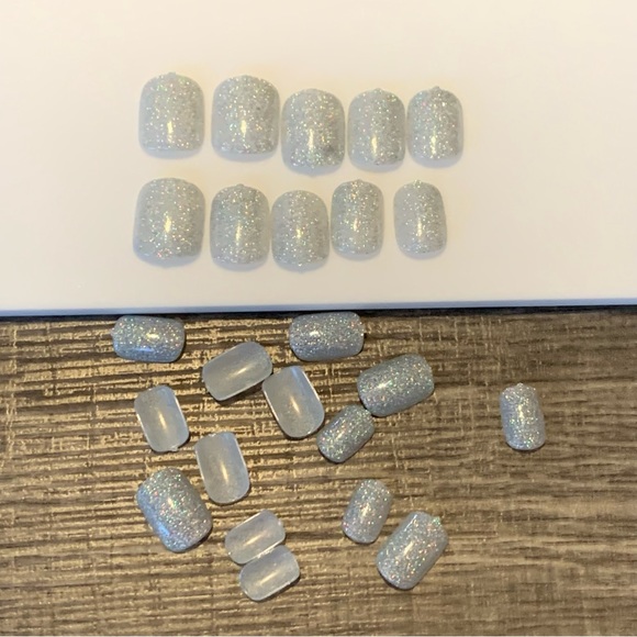 🍒🍒 Silver Glitter Glue On Nails - Picture 6 of 7